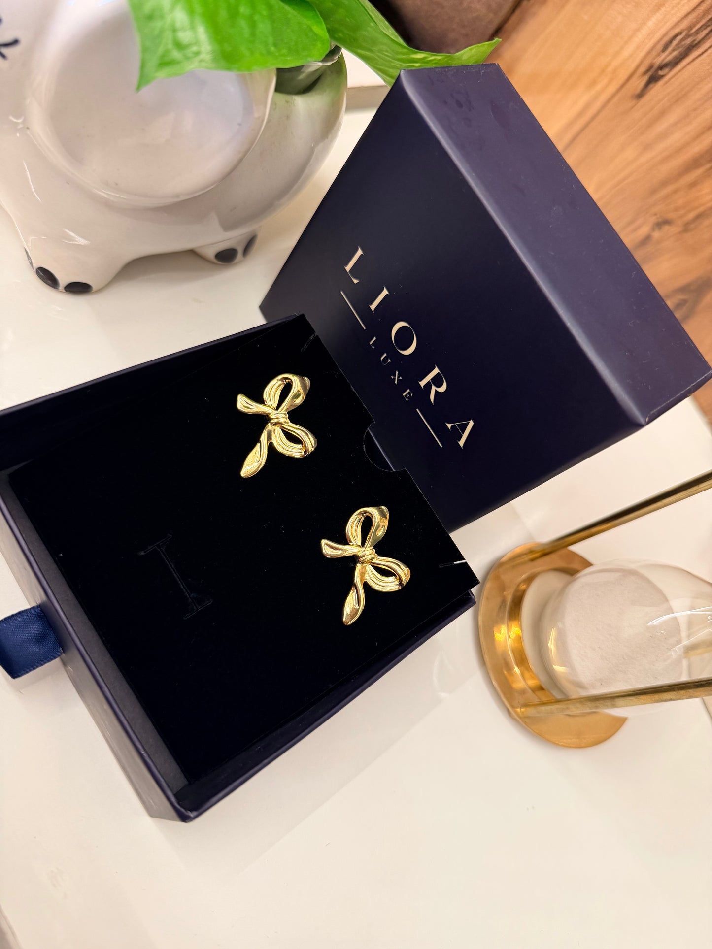 Élan Bow Stud Earrings