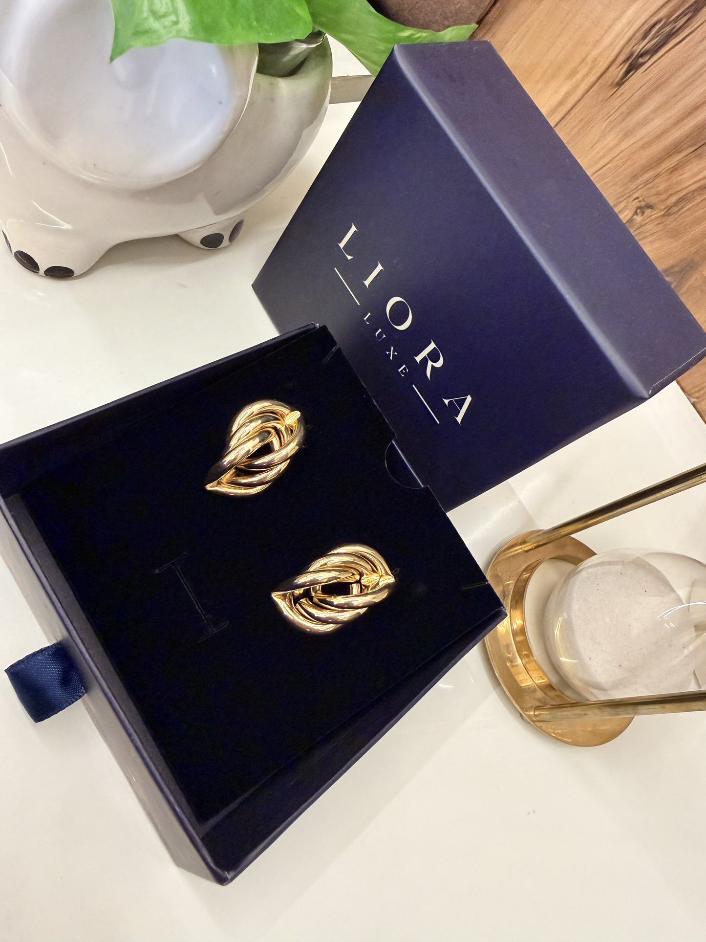 Knot-style gold studs
